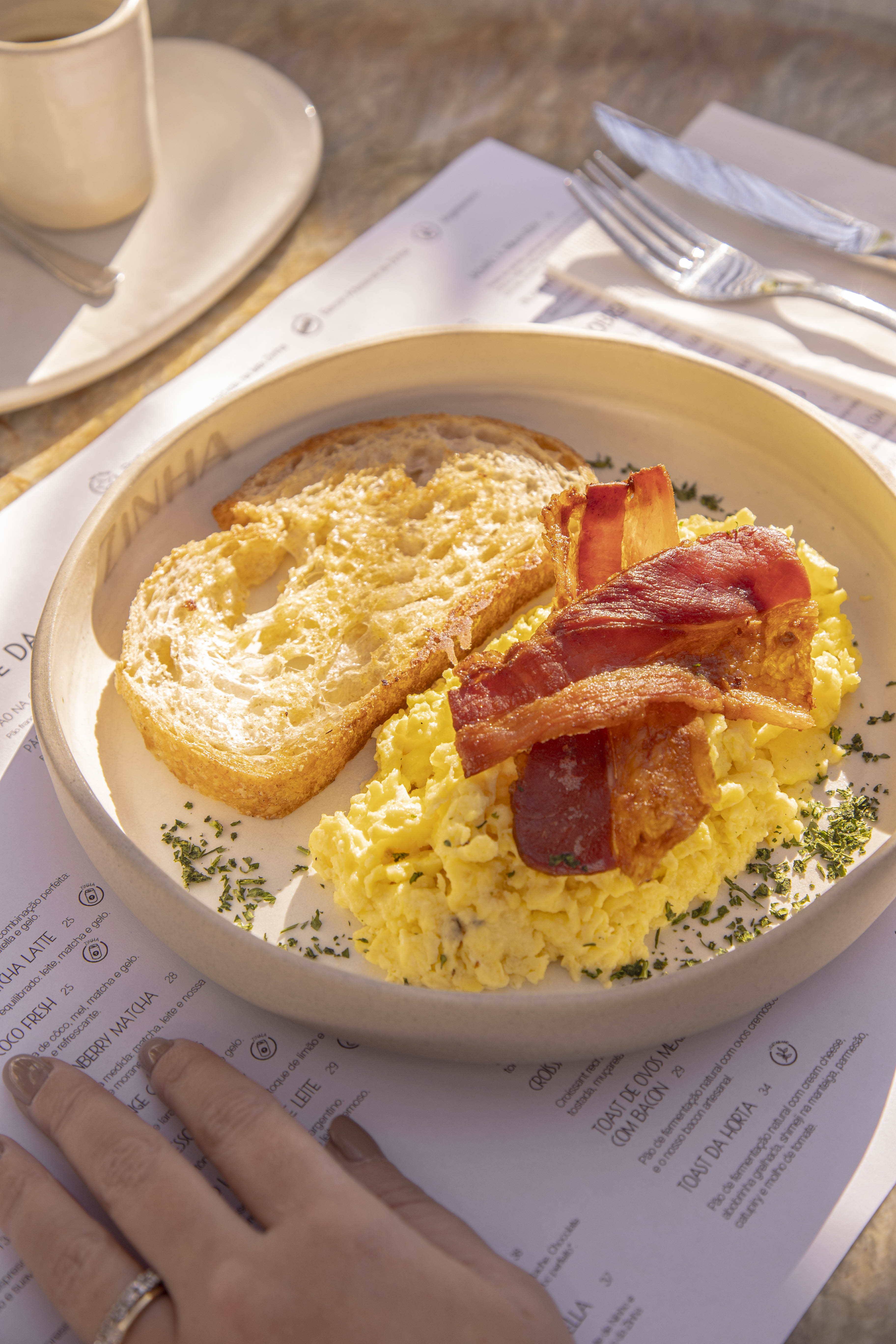 OVOS MEXIDOS COM BACON