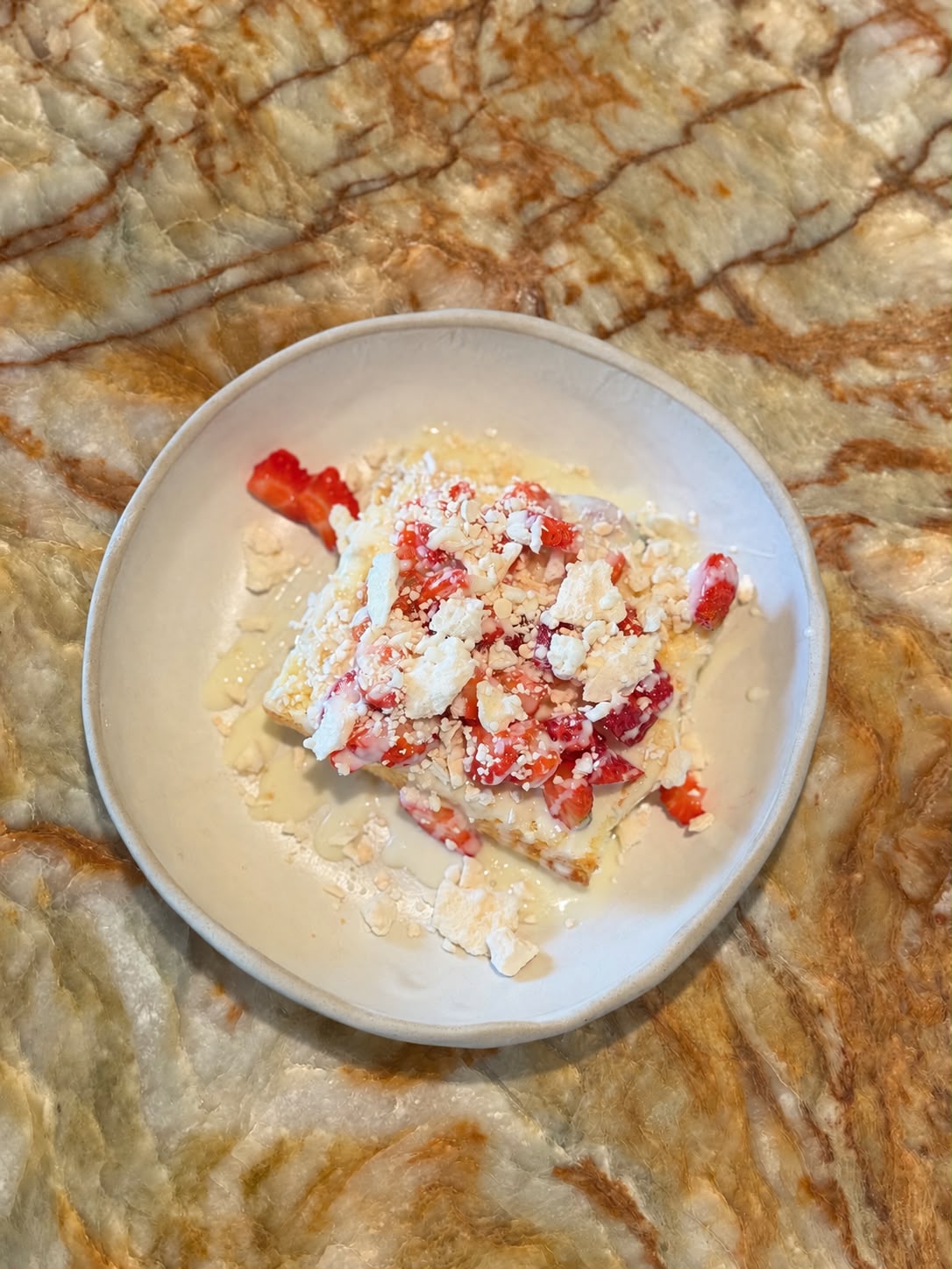 BOLO DE MERENGUE COM MORANGO